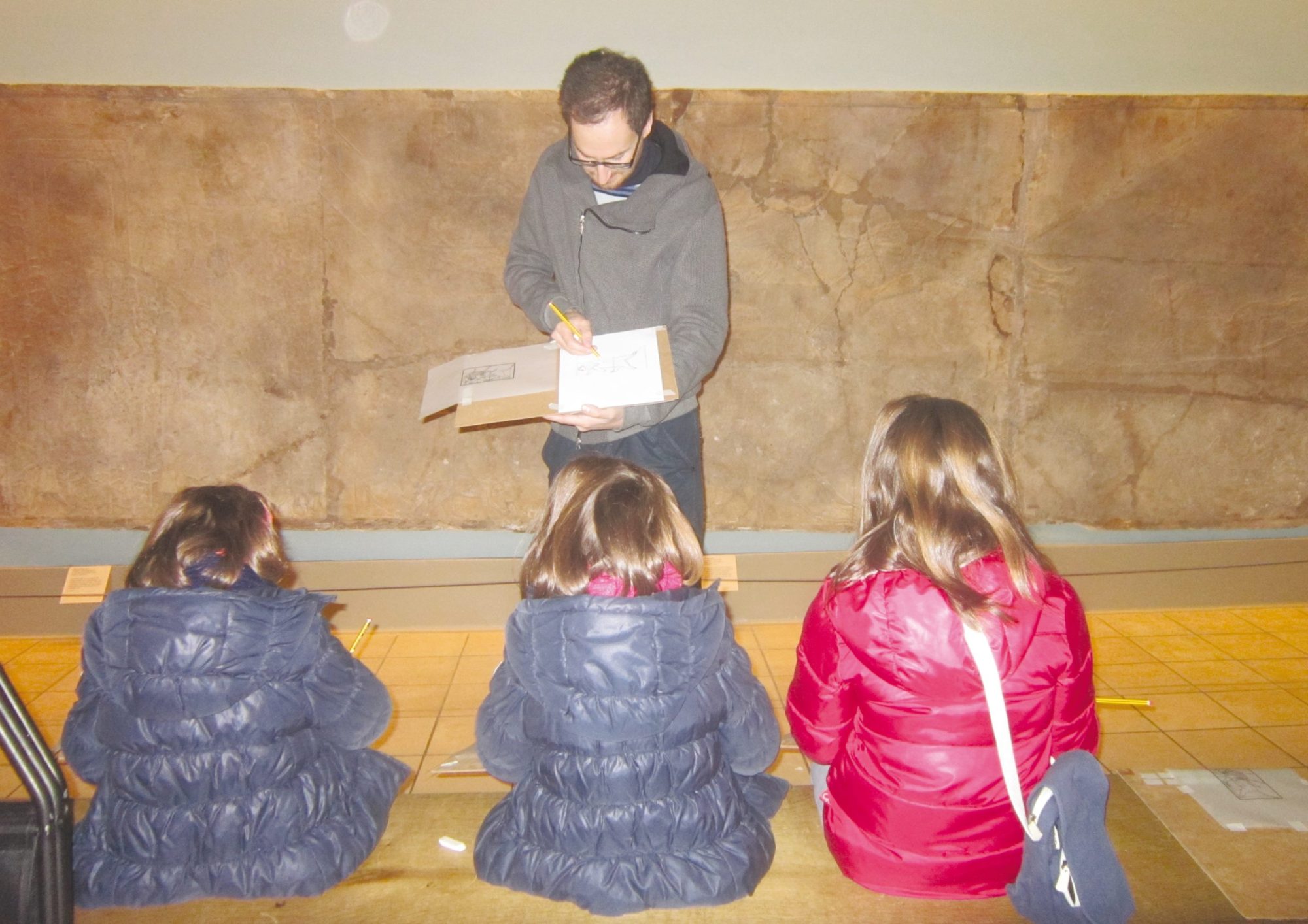 Marco Boetti durante il laboratorio di disegno a man drawing in front of children
