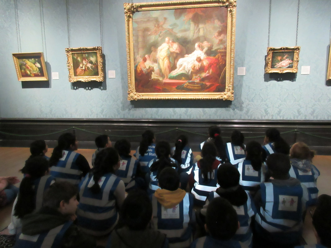 studenti alla National Gallery a group of people in a room